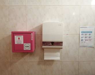 Zdjęcie aktualności Na budynku Polskiego Czerwonego Krzyża w Żninie zawisła szafka menstruacyjna 