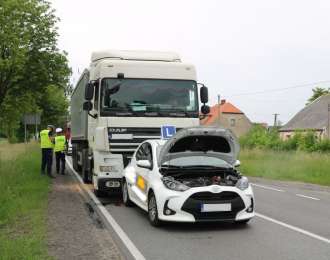 Zdjęcie aktualności Samochód ciężarowy zderzył się z osobowym autem nauki jazdy