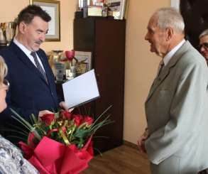 Zdjęcie aktualności Spotkanie z okazji 90. urodzin Feliksa Malinowskiego odbyło się w Starostwie Powiatowym w Żninie