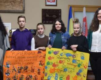 Zdjęcie aktualności Uczniowie z Rożnowa dopytywali władze gminy Oborniki w sprawie budowy nowoczesnego boiska szkolnego