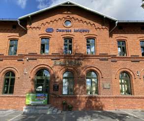 Zdjęcie aktualności W 150-letnim budynku dworca kolejowego w Pobiedziskach zaczęła działać biblioteka